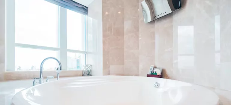 Bathroom Window Coverings in Pinewood, FL