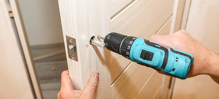 Old Door Knob Repair in Pinewood, FL